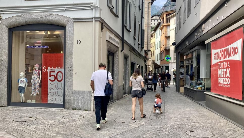 Saldi estivi al via: aperture serali a Morbegno, Tirano e Bormio