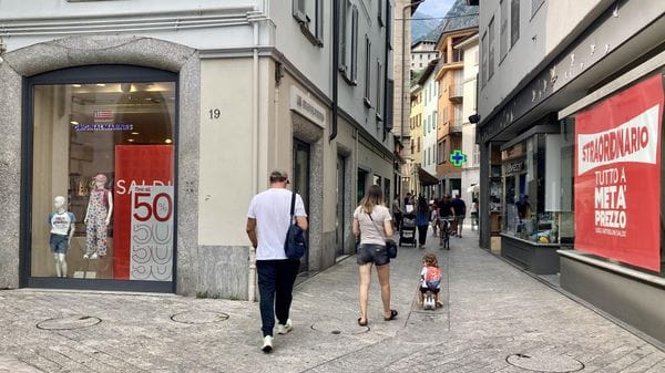Saldi estivi al via: aperture serali a Morbegno, Tirano e Bormio