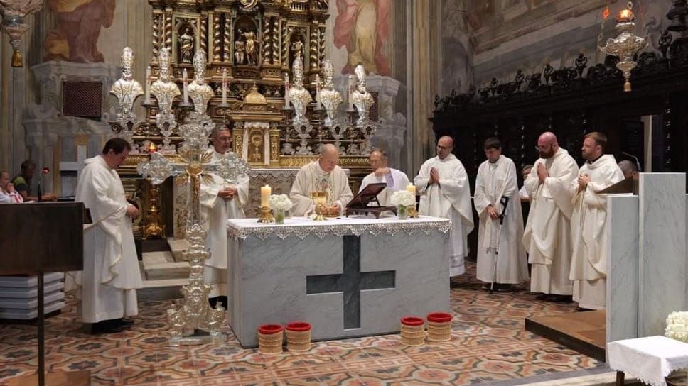 Nuovo altare a Lanzada: la cerimonia con il cardinale Cantoni