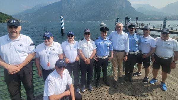 A Paré troppi surf e maranza. E per far attraccare il battello servono i carabinieri