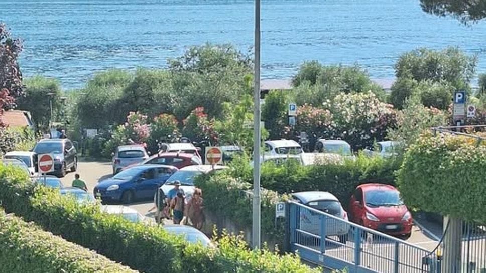 Auto parcheggiate ovunque e barbecue in spiaggia: che domenica bestiale