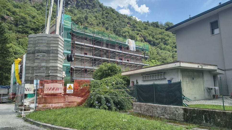 Bomba d’acqua in Valchiavenna: tre famiglie evacuate a Prata Camportaccio