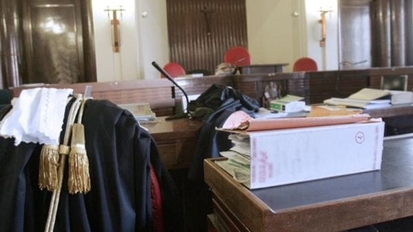 Ruba i soldi di papà e fratello disabile per fare la bella vita