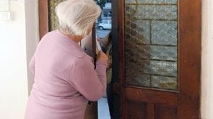 «Fateci entrare a vedere i bidoni della spazzatura»: nuova truffa a Mandello