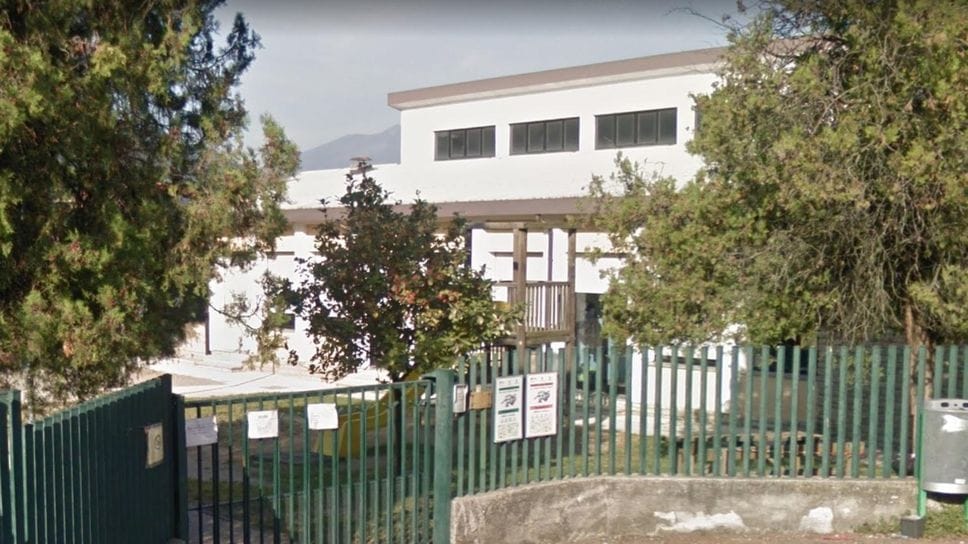 Calolzio: bimbo chiuso in auto fuori da scuola. Lo salvano i pompieri