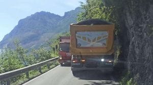 Lariana: troppi camion e bus fuori misura, il sindaco di Oliveto chiede interventi urgenti