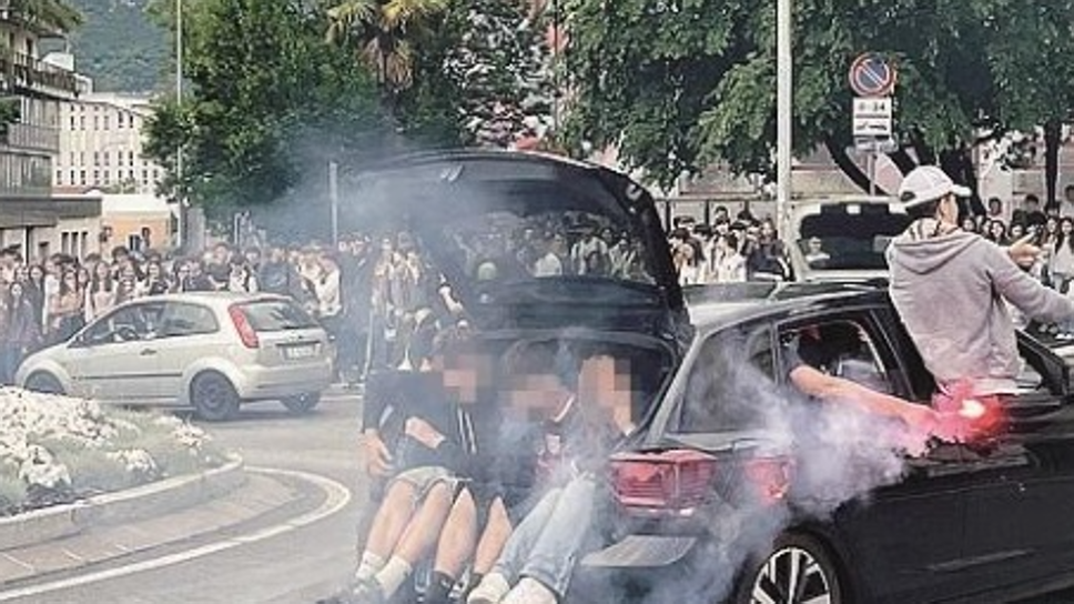 Ultimo giorno di scuola a Lecco, auto e moto improvvisano un rodeo in strada 