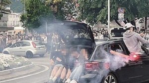 Ultimo giorno di scuola a Lecco, auto e moto improvvisano un rodeo in strada 