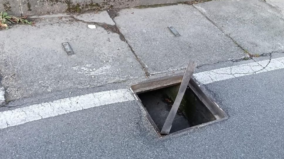 A Olginate qualcuno si diverte ad aprire i tombini