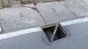 A Olginate qualcuno si diverte ad aprire i tombini