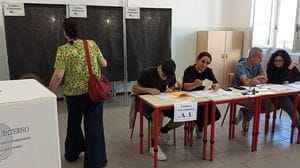 Elezioni a Lecco: alle 23 affluenza  in linea con il primo turno. Si vota fino alle 15