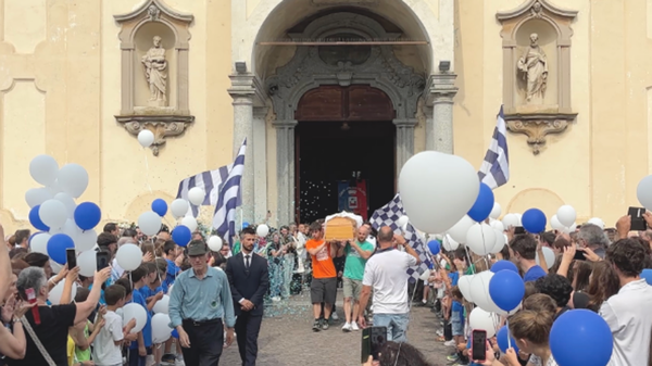 «Il capo della piazza sarà sempre don Giancarlo», l’abbraccio di San Zeno al suo parroco