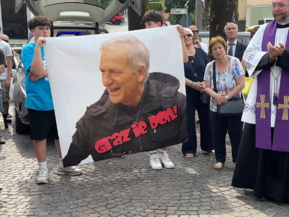 «Il capo della piazza sarà sempre don Giancarlo», l’abbraccio di San Zeno al suo parroco