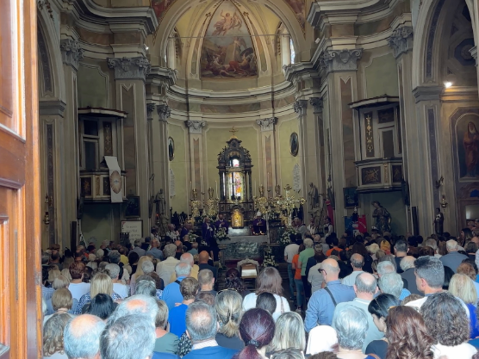 «Il capo della piazza sarà sempre don Giancarlo», l’abbraccio di San Zeno al suo parroco