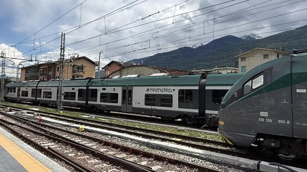 «Persone ammassate e due malori a bordo»: il viaggio da incubo sui treni tra Milano e Lecco