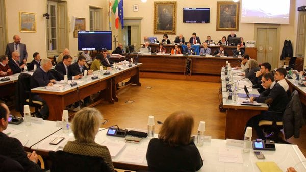 Il consiglio comunale di Lecco: FdI gruppo più numeroso in aula, tanti nuovi eletti