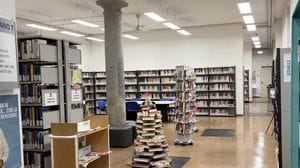 Merate, il Consiglio dice sì ai cani in biblioteca: accesso limitato al piano terra