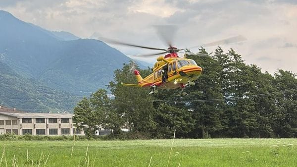Motociclista cade sulla Statale 38: 64enne in ospedale