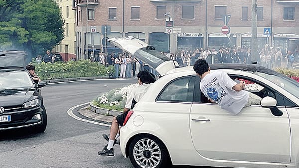 Rodeo fuori scuola a Lecco: «Azioni imprudenti informati i genitori»