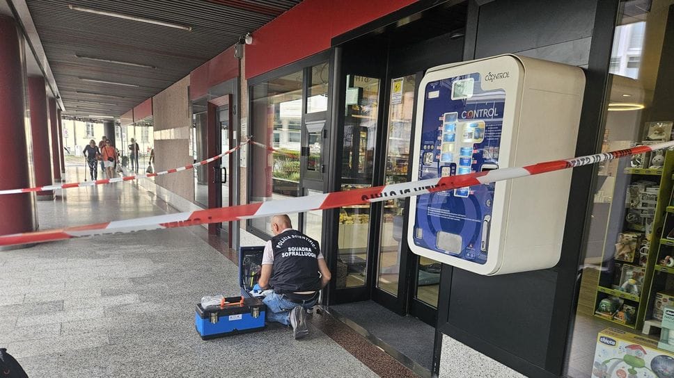 Furto nella notte alla farmacia Biglioli di Sondrio: ladri in fuga con il denaro