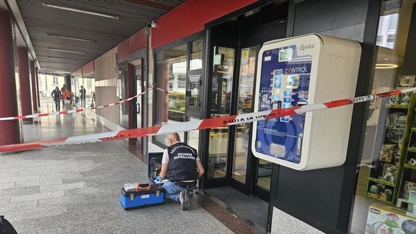 Furto nella notte alla farmacia Biglioli di Sondrio: ladri in fuga con il denaro