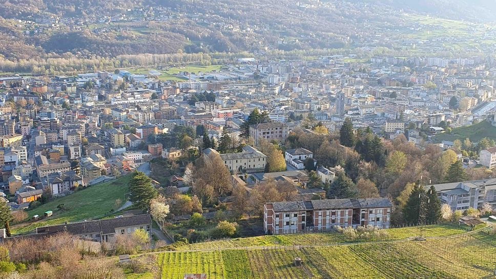 Un giovane spaventa i commercianti a Sondrio. Ma è un caso sociale