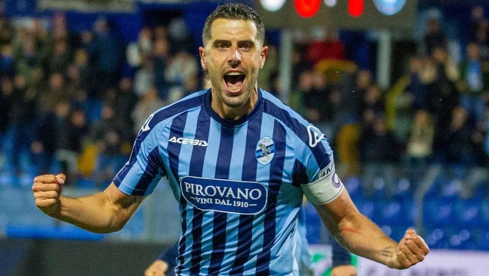 Calcio Lecco, il capitano bluceleste Matteo Battistini ai saluti