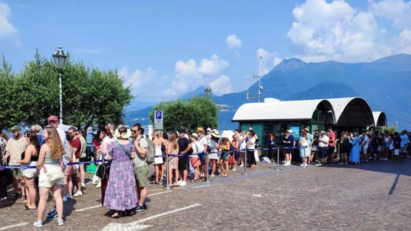 Varenna: il divieto di girare in costume nel mirino della stampa estera