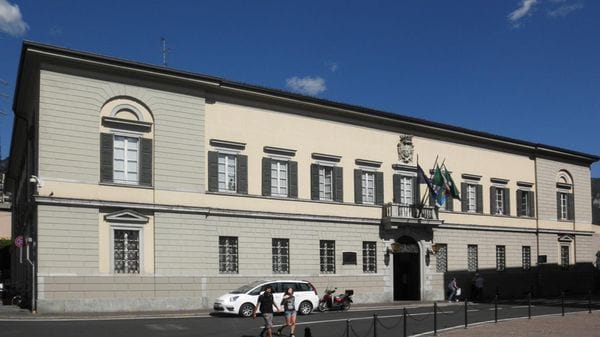 Aggressione in municipio a Lecco: le versioni non coincidono