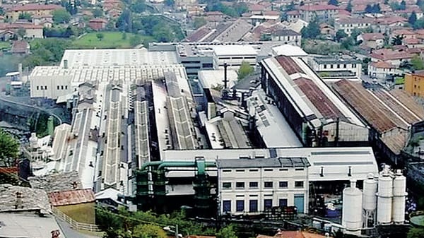 Crisi continua alla Ferriera di Dongo  «Operai senza stipendio da maggio»