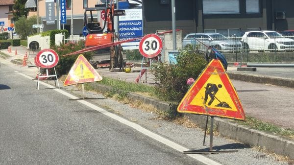 Garlate: gli scavi distruggono la pista ciclopedonale, il sindaco ferma i lavori