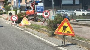 Garlate: gli scavi distruggono la pista ciclopedonale, il sindaco ferma i lavori