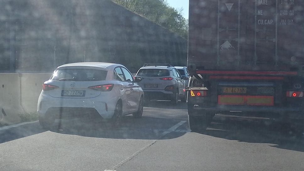 Traffico in tilt sul lago, code infinite tra Mandello e Abbadia