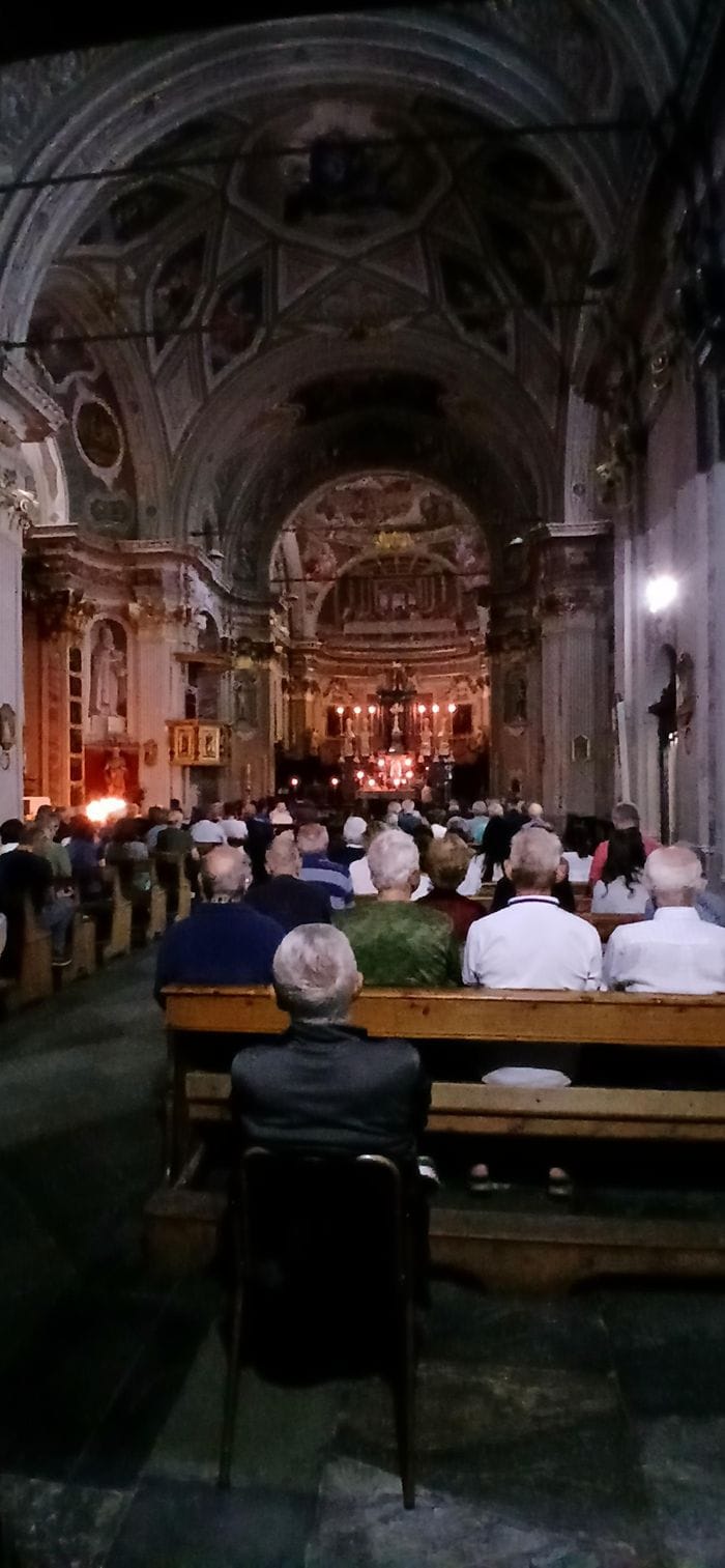 Gerola, crolla un albero e salta la luce: la messa è a lume di candela