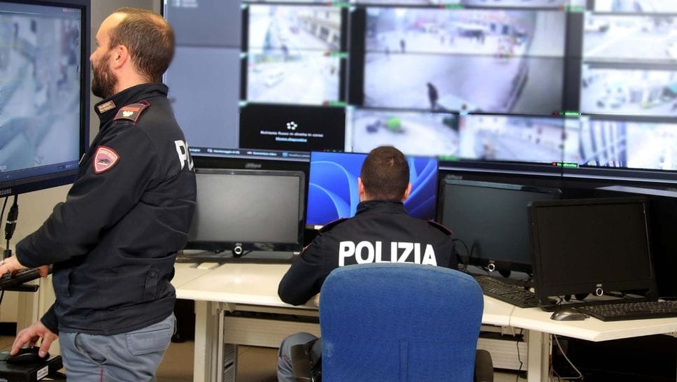 Morbegno, tenta due furti nello stesso giorno: foglio di via per un 28enne