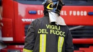 Villa di Tirano, notte di lavoro in un deposito di legname per i vigili del fuoco 