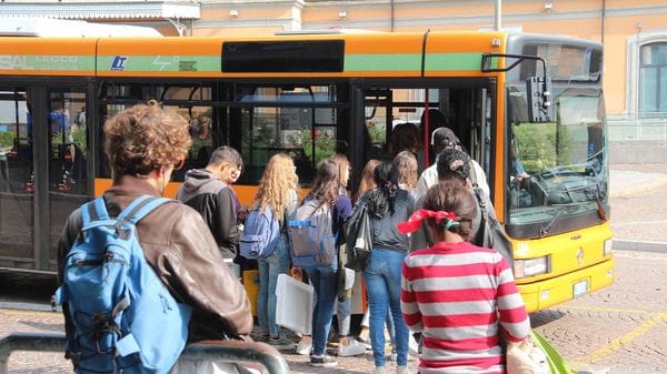 Chiede il biglietto sul bus, aggredito e insultato da 20 giovani