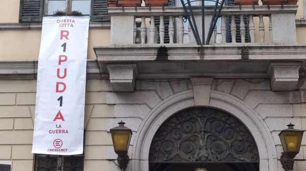 Comune, via lo striscione Polemica sindaco-Pd