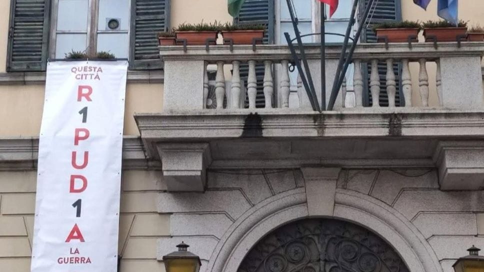 Tolto dal municipio lo striscione contro la guerra 