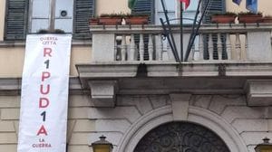 Tolto dal municipio lo striscione contro la guerra 