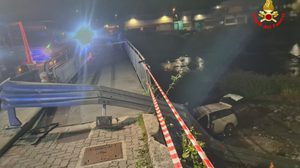 Cortenova, auto esce di strada e precipita per cinque metri fino al bordo del fiume