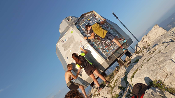 Sfregiato dai vandali, il bivacco Ferrario è stato ripulito da un gruppo di giovani alpinisti