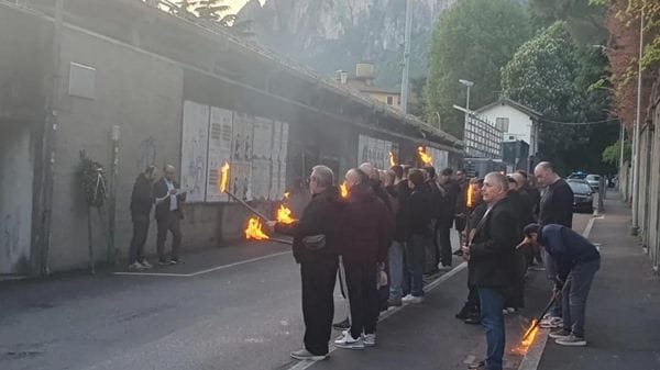 Lecco, sanzioni per la protesta del 27 aprile. Il caso finirà in Parlamento