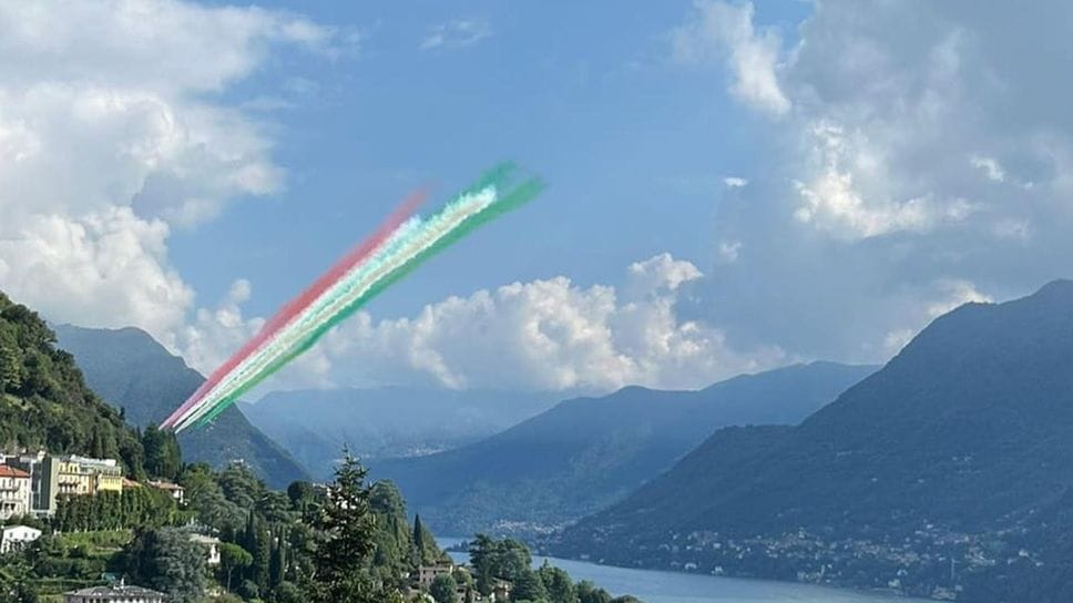 Ore 17: le frecce tricolori sorvolano Lecco