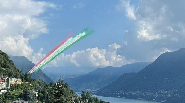 Ore 17: le frecce tricolori sorvolano Lecco