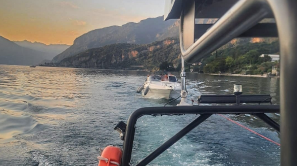 Mandello, barca in avaria al largo: intervengono i vigili del fuoco