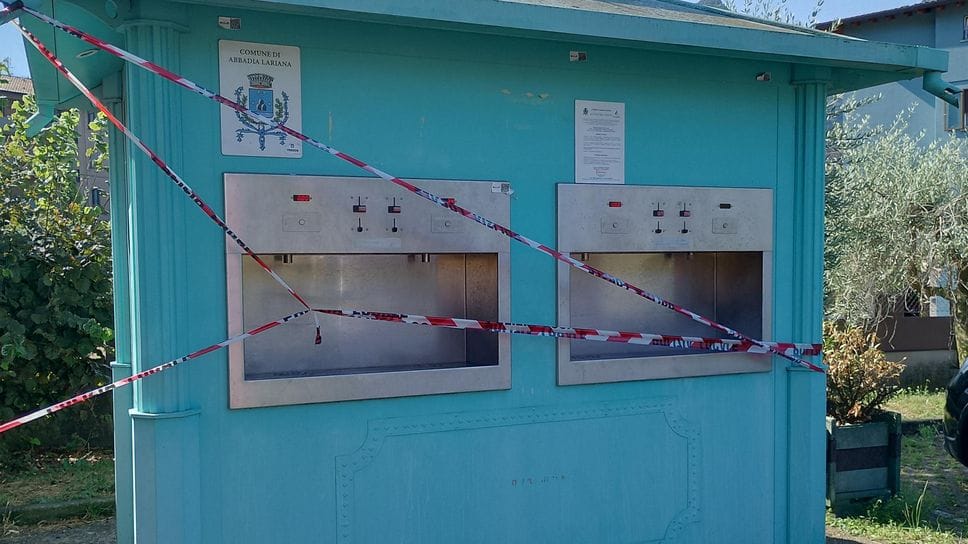 Abbadia, ancora vandalismi: nel mirino casetta dell’acqua e defibrillatori