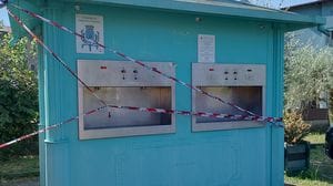 Abbadia, ancora vandalismi: nel mirino casetta dell’acqua e defibrillatori