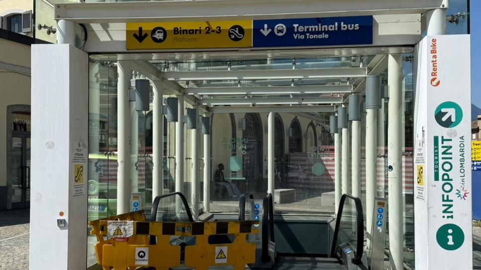 Stazione di Sondrio, scala ancora “immobile”