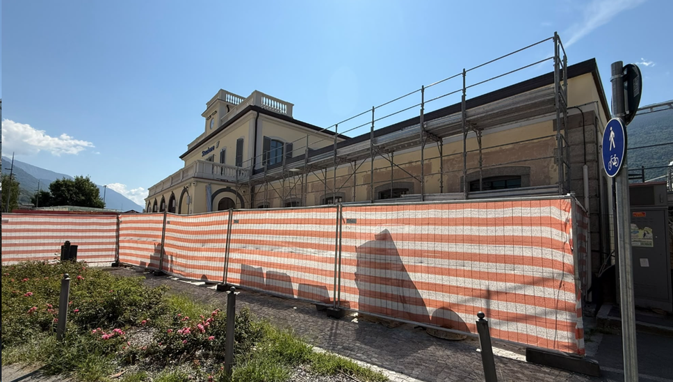 Stazione di Sondrio, scala ancora “immobile”